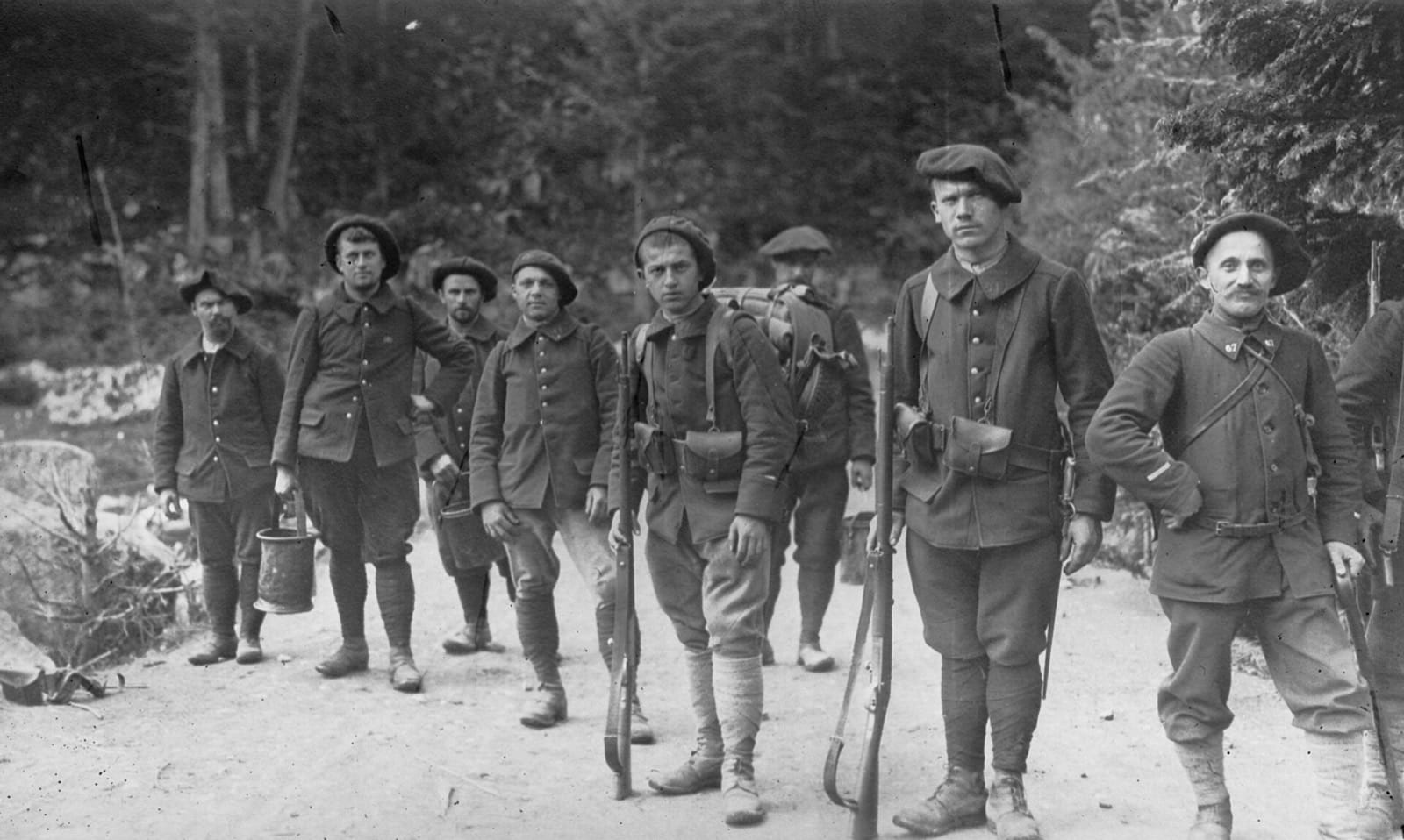 1915 black and white photo of young French Chasseurs Alpins soldiers in berets