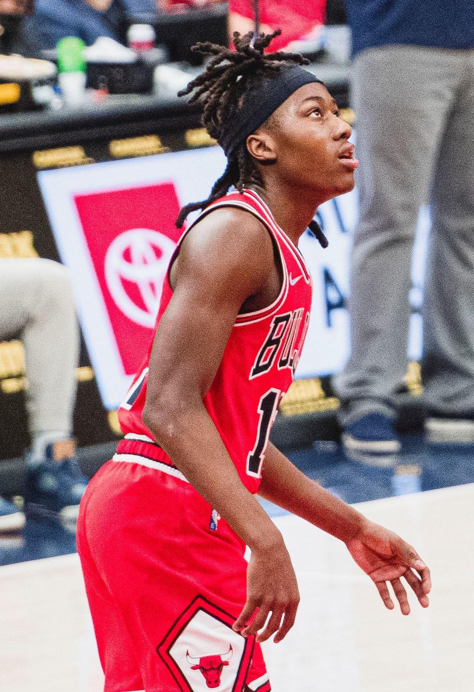 Ayo Dosunmu in the Bulls' red road uniform with the Bulls script and bull logo on the shorts, at Capital One Arena, January 1, 2022