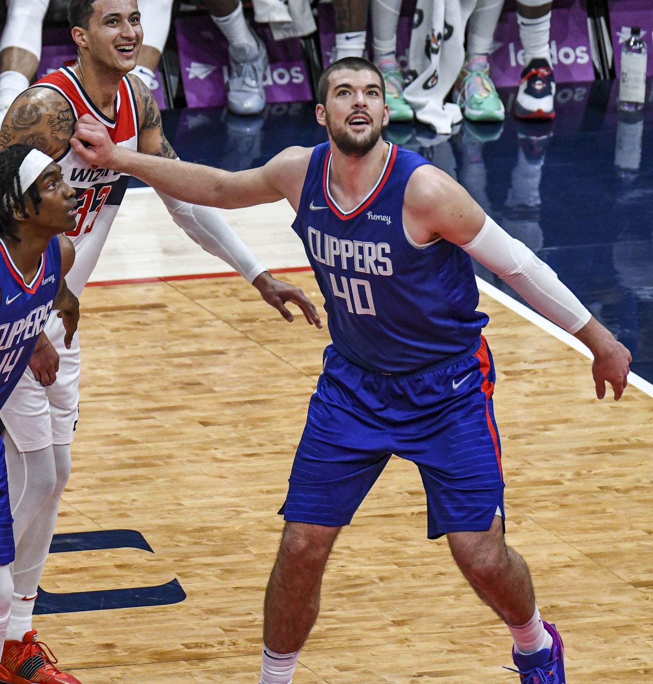 Ivica Zubac defends in the Clippers' royal blue uniform, CLIPPERS over No. 40, at Capital One Arena, January 25, 2022