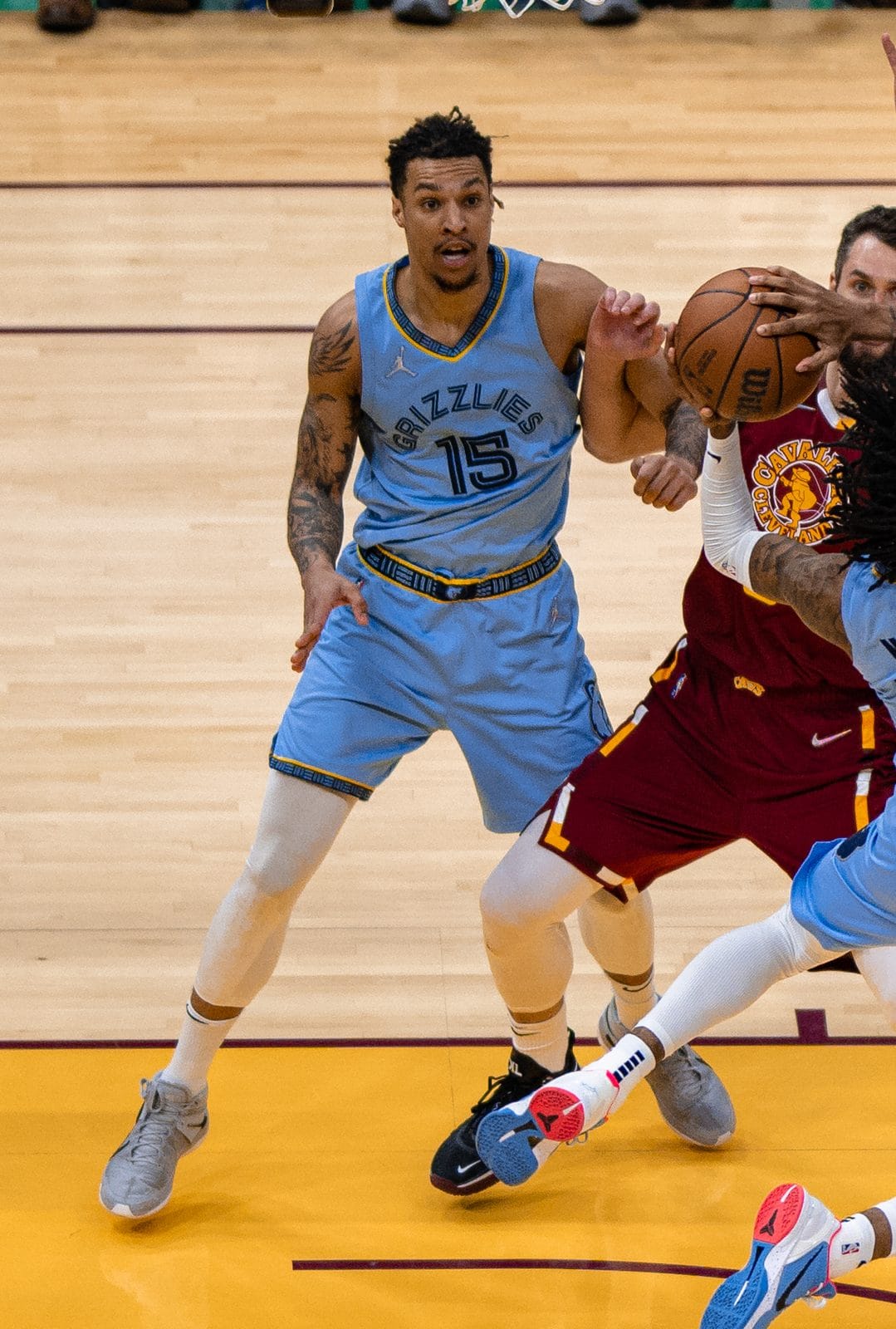 Brandon Clarke in the Grizzlies' light blue uniform, GRIZZLIES over No. 15, battles a Cavaliers player in wine, January 4, 2022