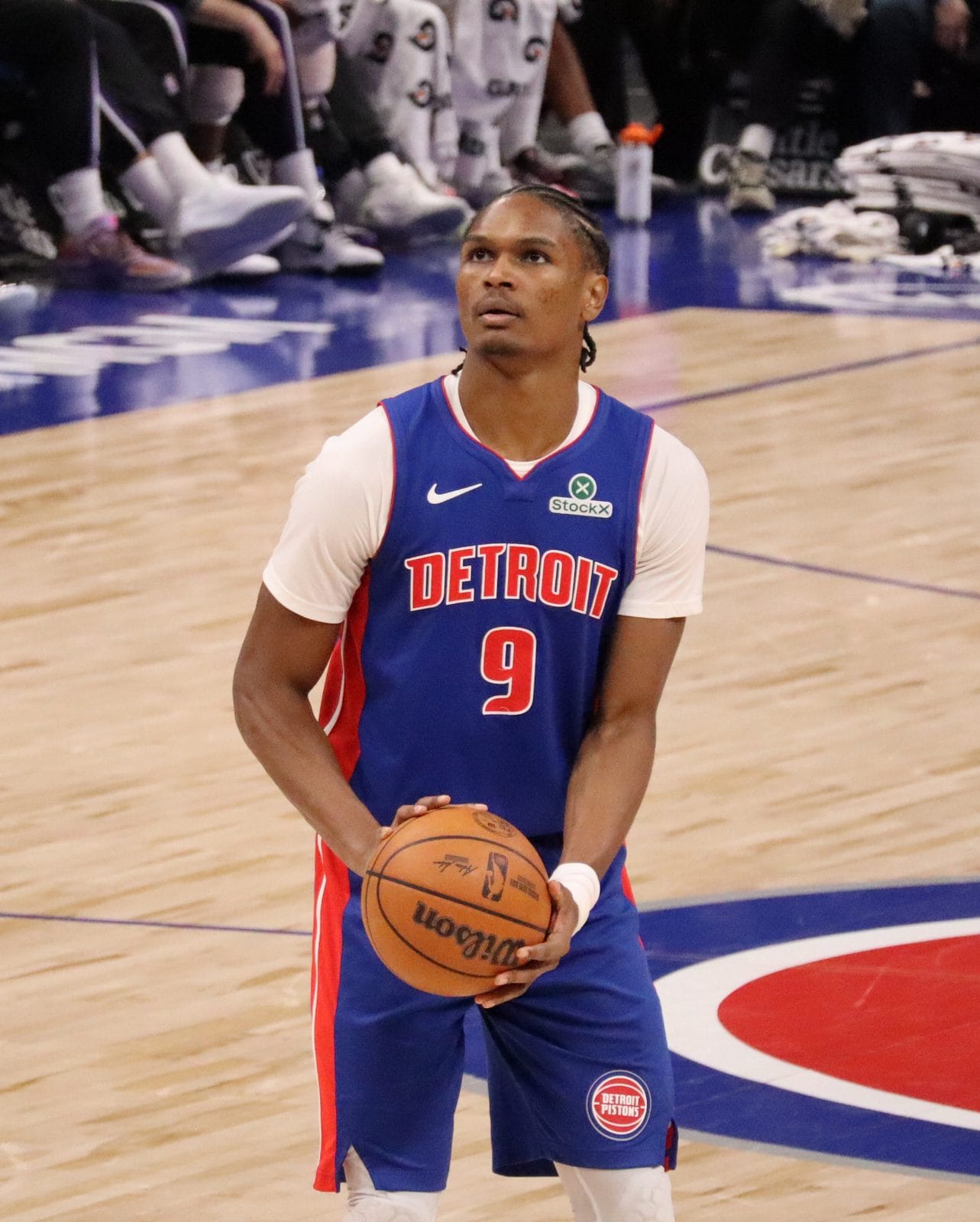 Ausar Thompson prepares a free throw in the Pistons' royal blue uniform, DETROIT over No. 9, January 25, 2026