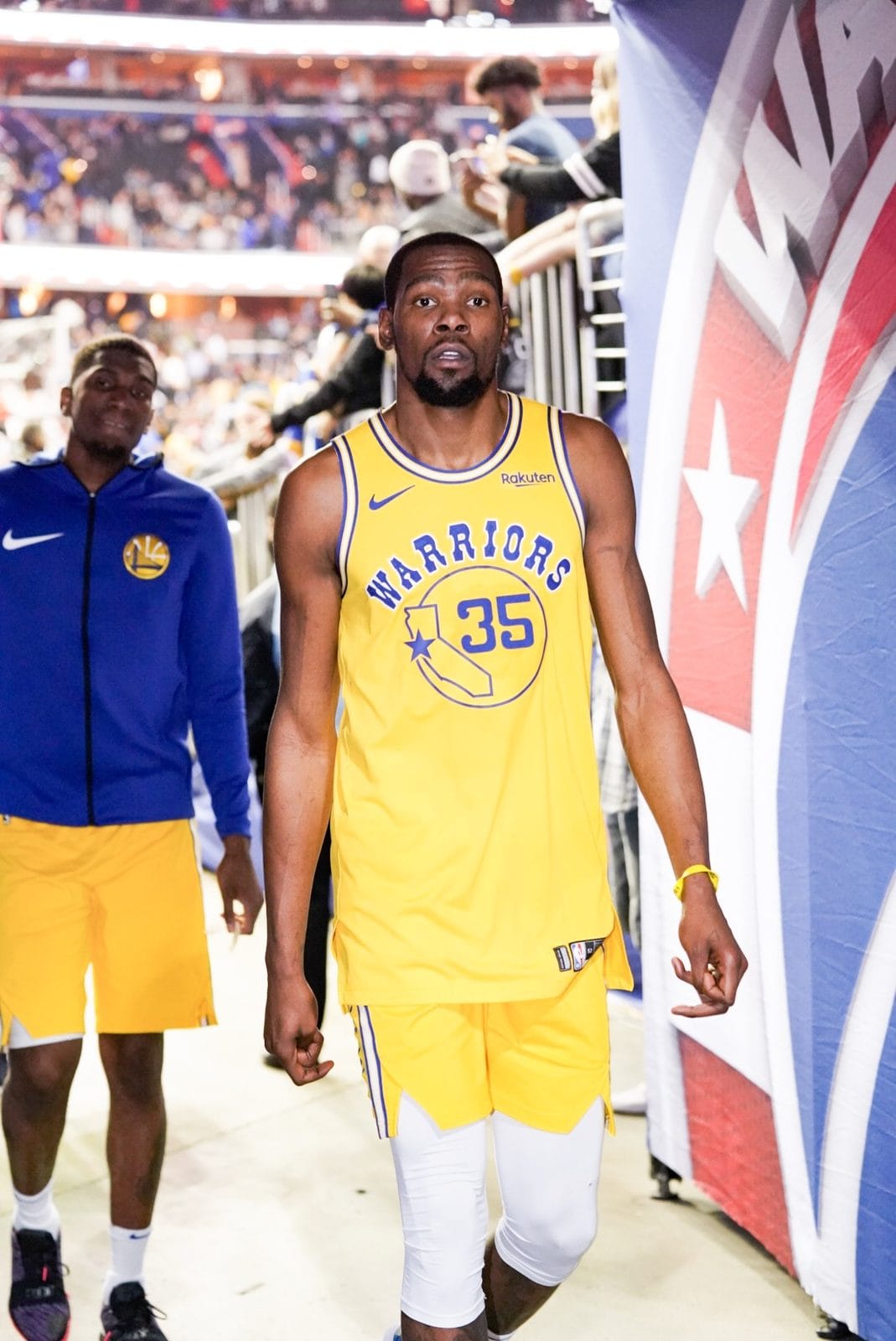 Kevin Durant in the Warriors' gold alternate uniform with WARRIORS across the chest and No. 35, at Capital One Arena, January 24, 2019