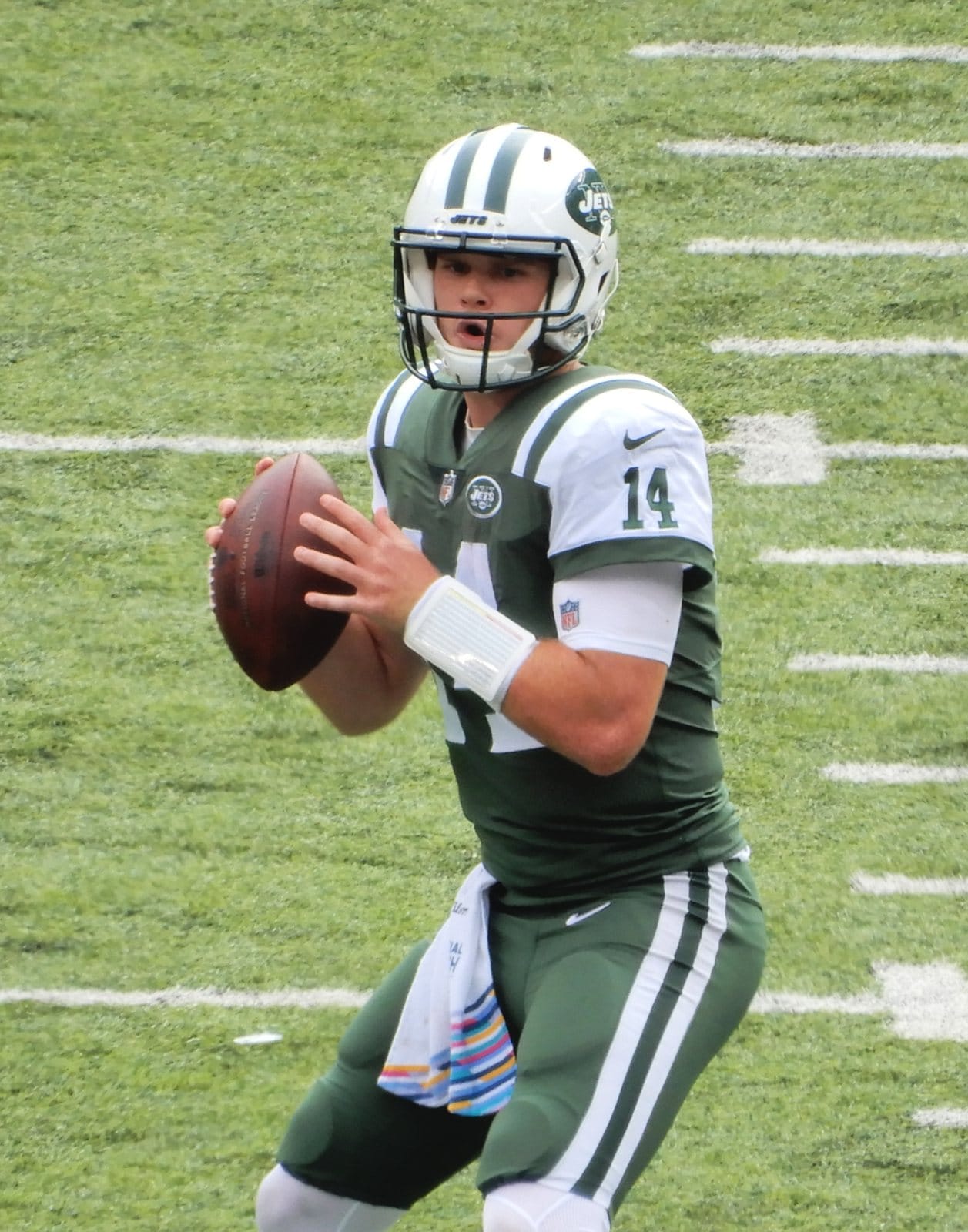 Jets quarterback Sam Darnold in the old Kelly-style green home jersey with white shoulder stripes, white helmet and green pants, against the Broncos at MetLife Stadium on Oct. 7, 2018