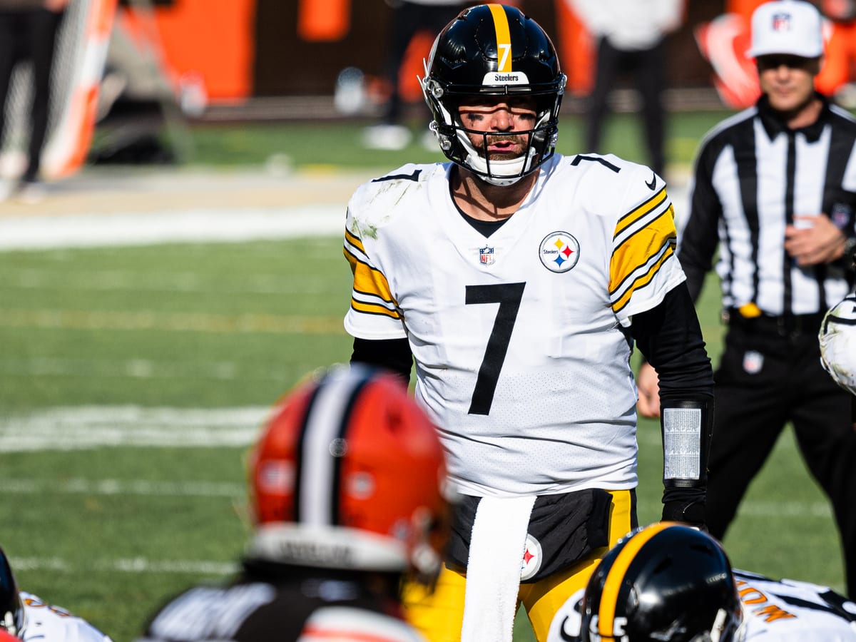 Steelers quarterback Ben Roethlisberger in the white road uniform against the Cleveland Browns in 2021