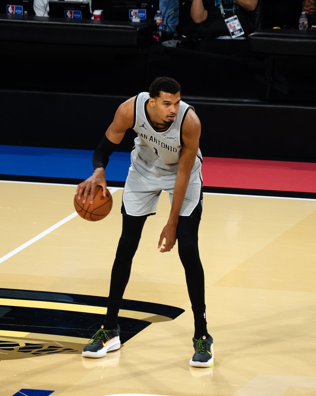 Spurs center Victor Wembanyama dribbles in the silver SAN ANTONIO Statement Edition jersey with black trim at the 2025 NBA Cup in Las Vegas, Dec. 14, 2025